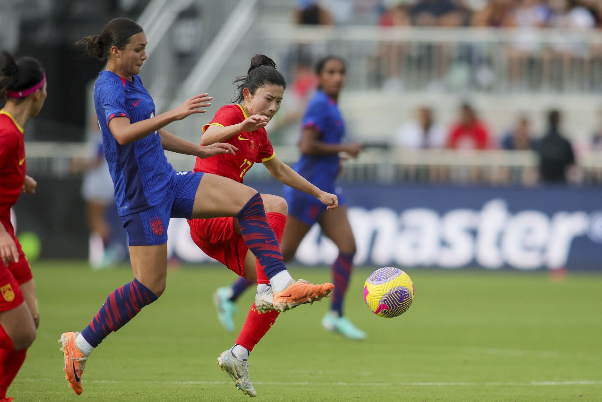 FB体育官方网站-欧洲女足赛事中的一幕动人场景