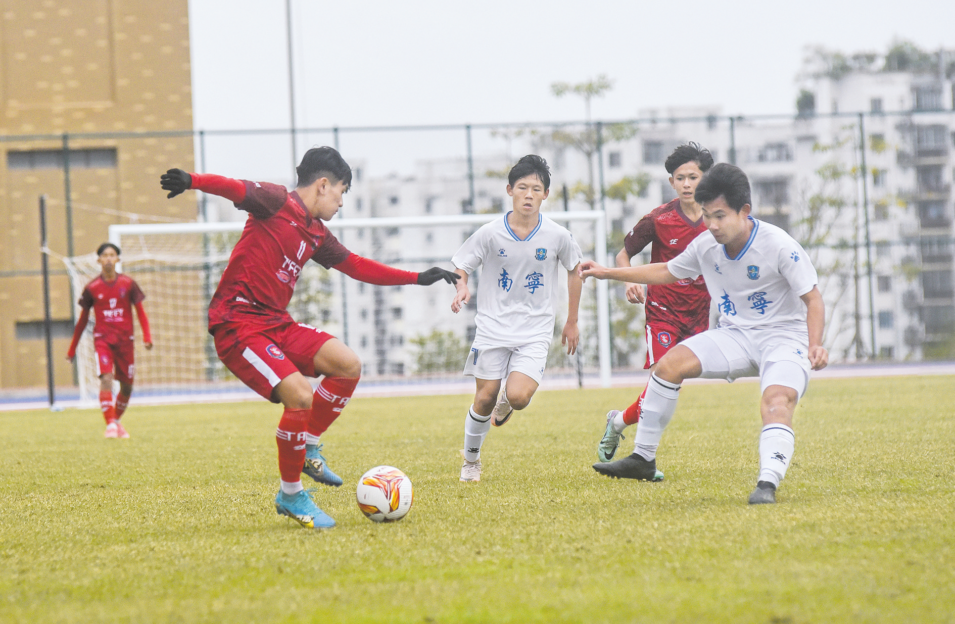 本土足球职业联赛强强对抗，球队表现突出的简单介绍
