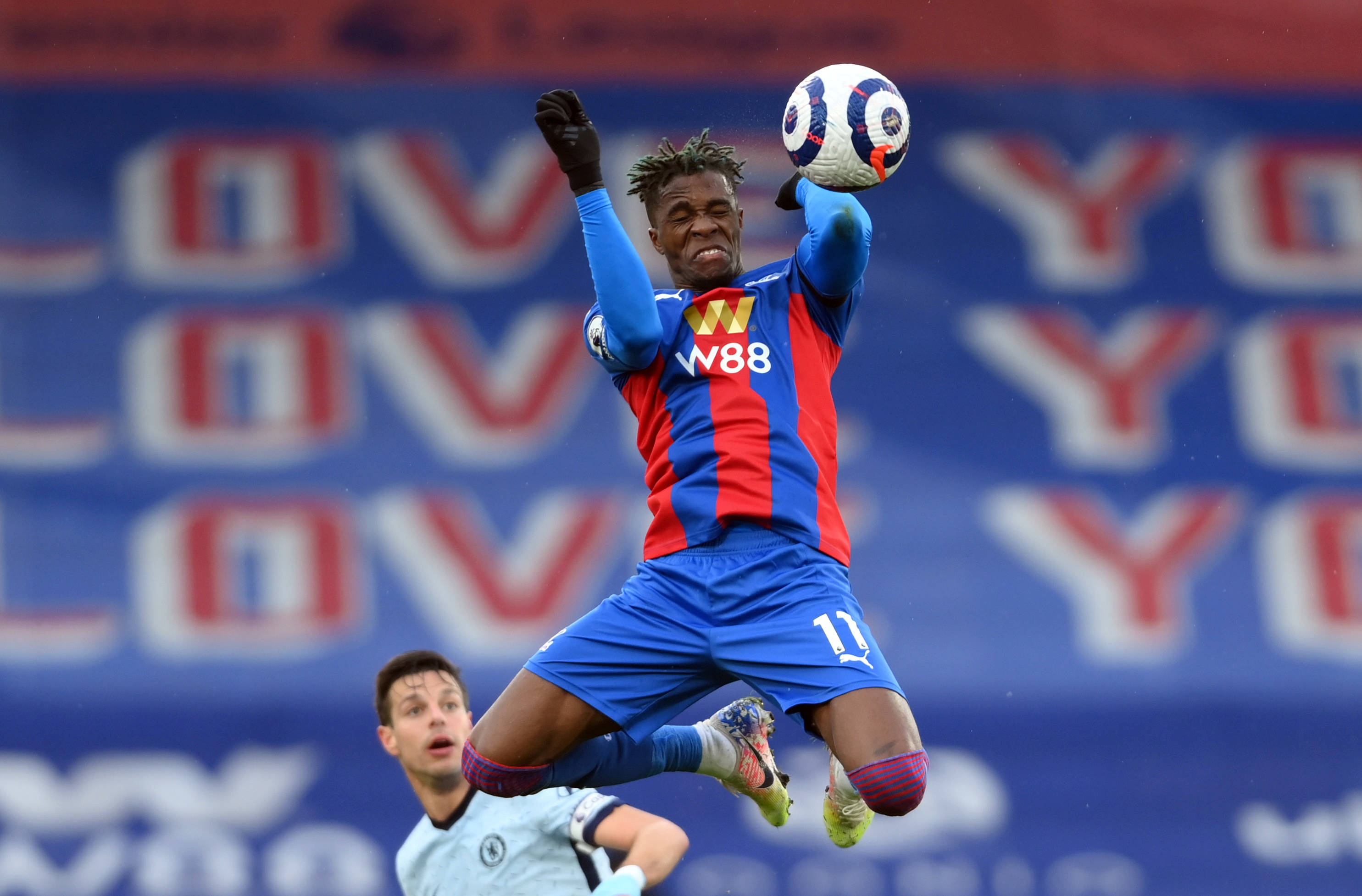 热刺客场击败水晶宫，取得近期首胜稳固联赛前四位置的简单介绍