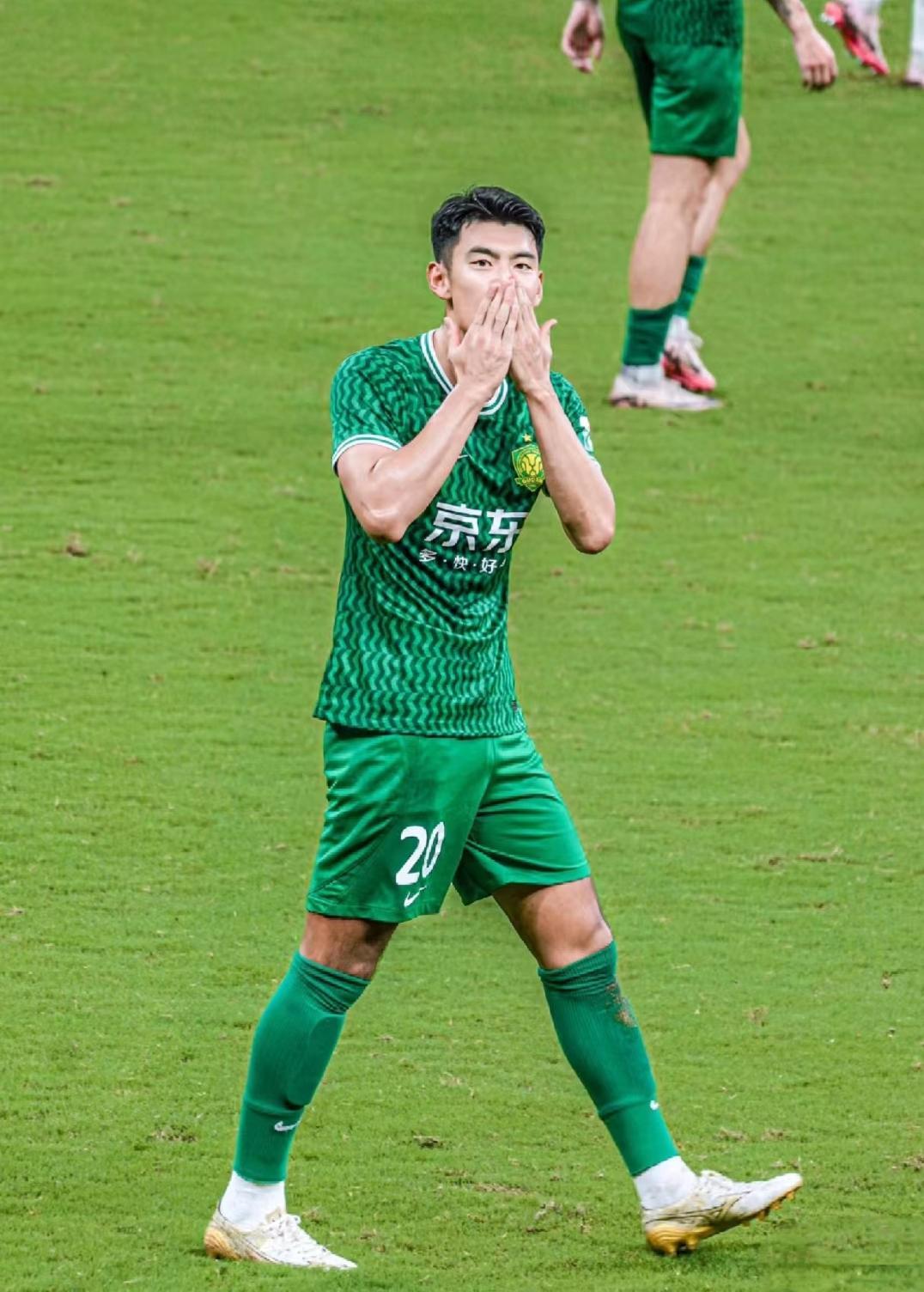 足球场上的竞技精神值得赞扬 足球场上的竞技精神值得赞扬