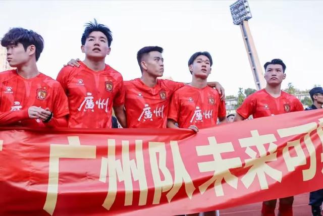 FB体育下载-国内足球联赛对决火热，球队决胜负的简单介绍