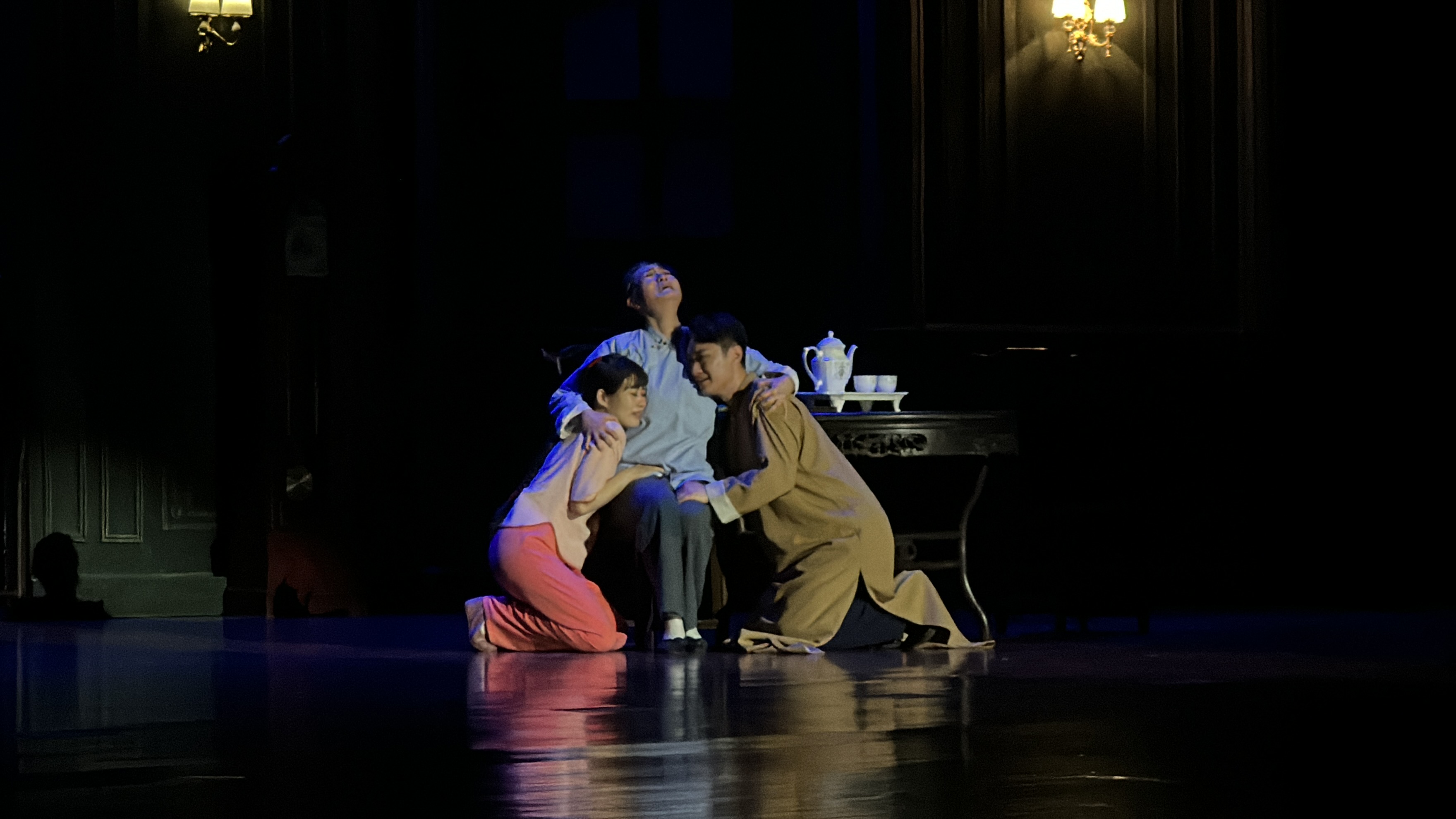 观众掌声雷动，感动令人泪目