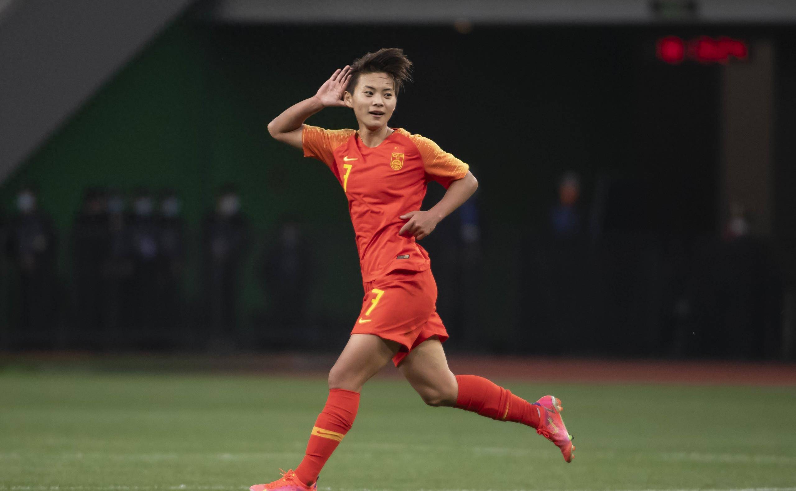 -中国女足球员在比赛中大获全胜