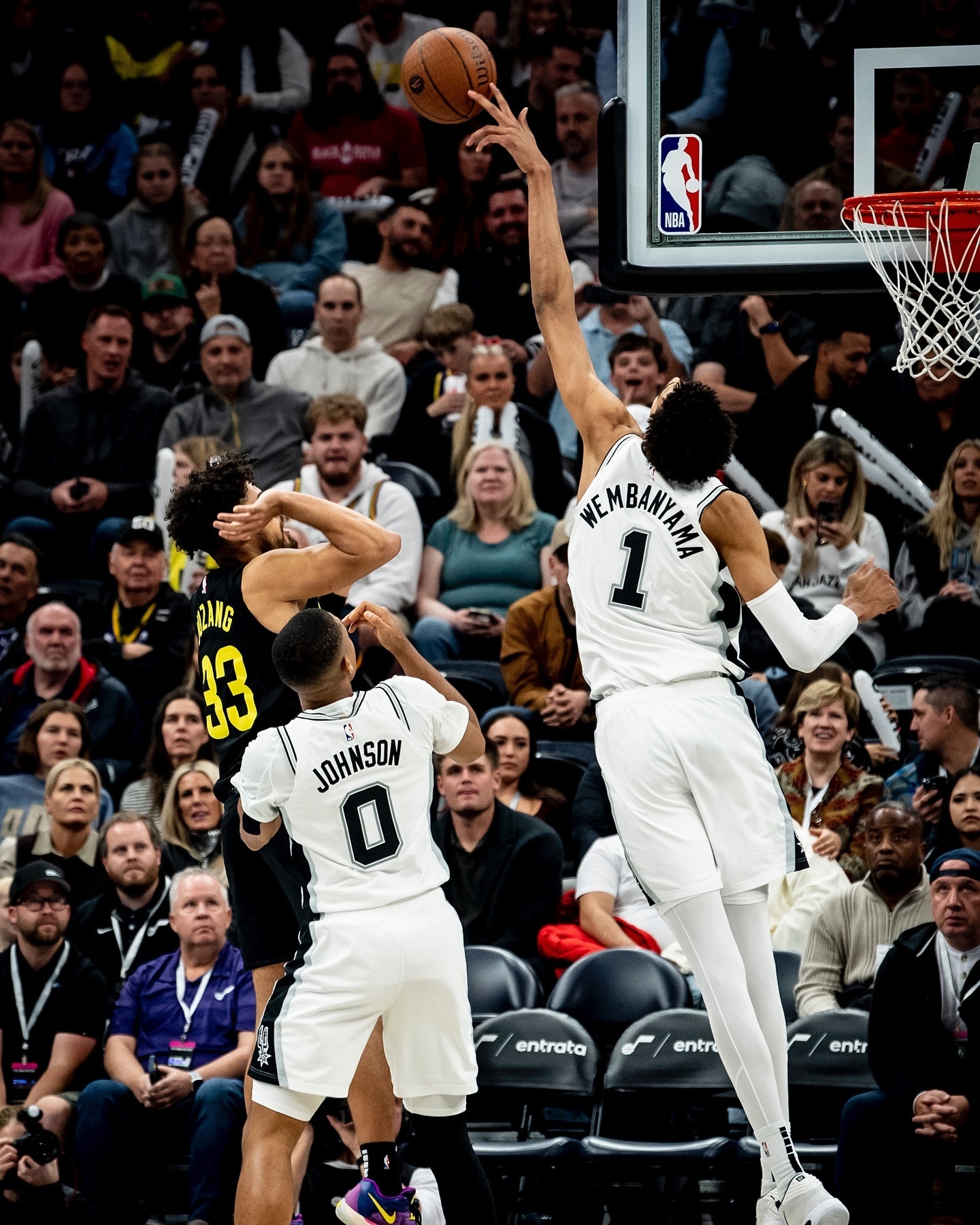 FB体育在线-雄鹿擒下马刺，继续保持全胜纪录！