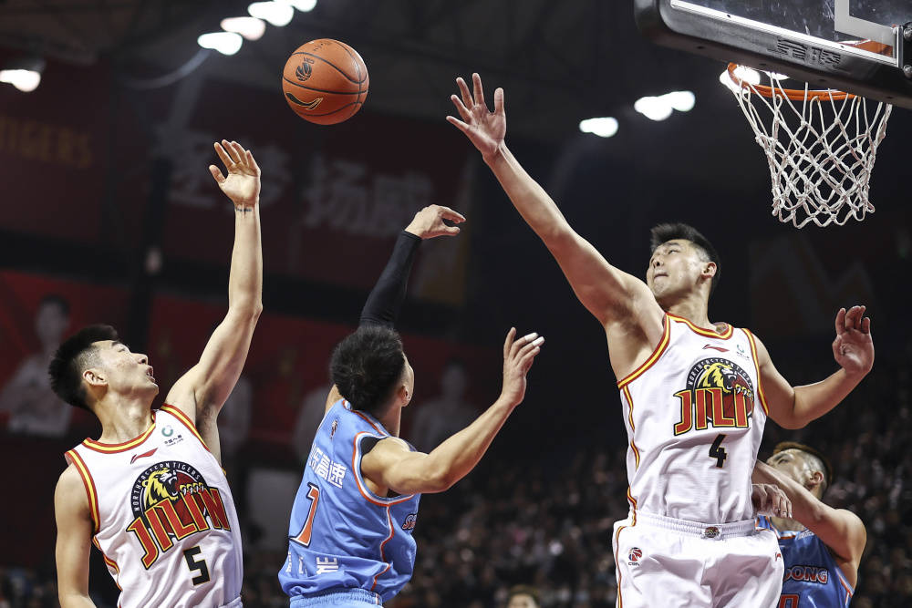 吉林男篮在比赛中打出精彩进攻，获胜收官