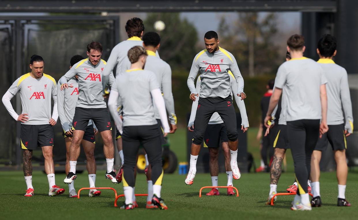 FB体育官网-利物浦队员展现日常训练状态