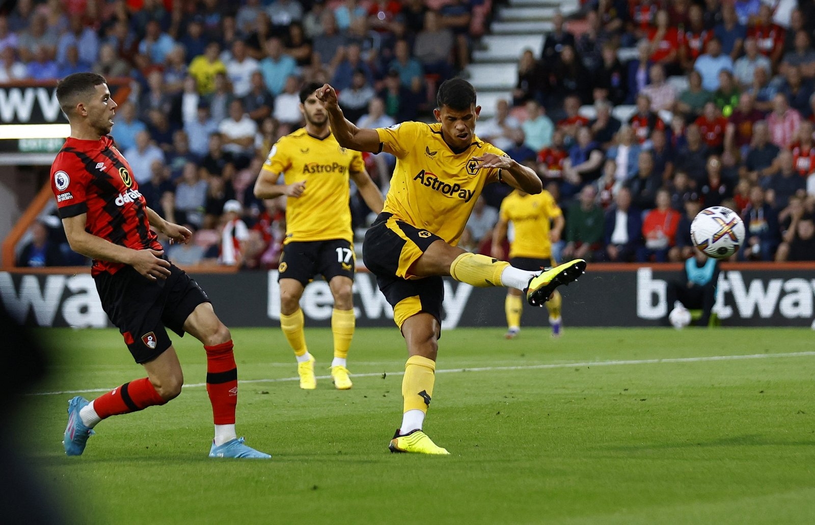 狼队奋力拼搏，不愿放弃保级希望的简单介绍