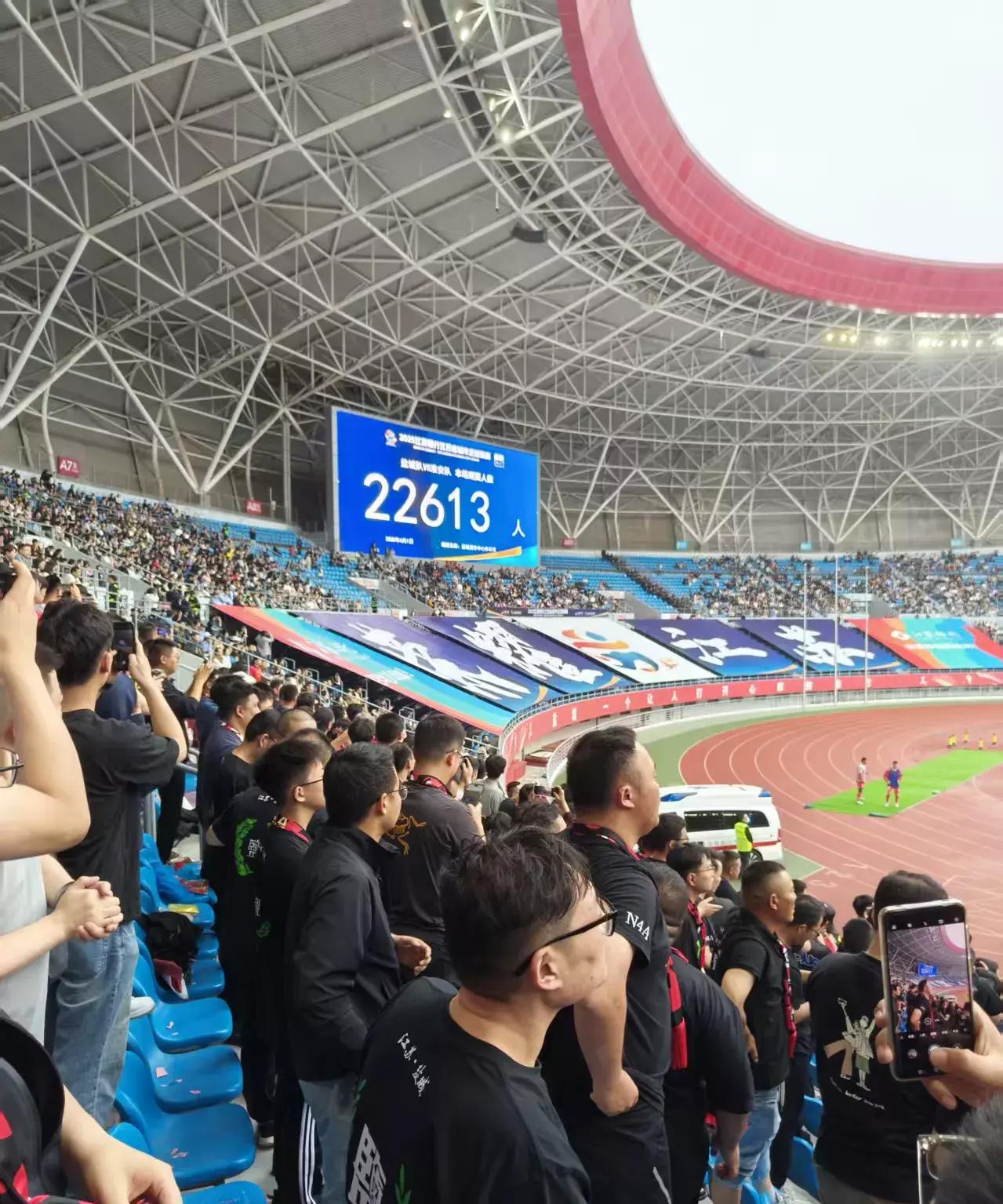 中国足球联赛再掀热潮，球迷翘首期待