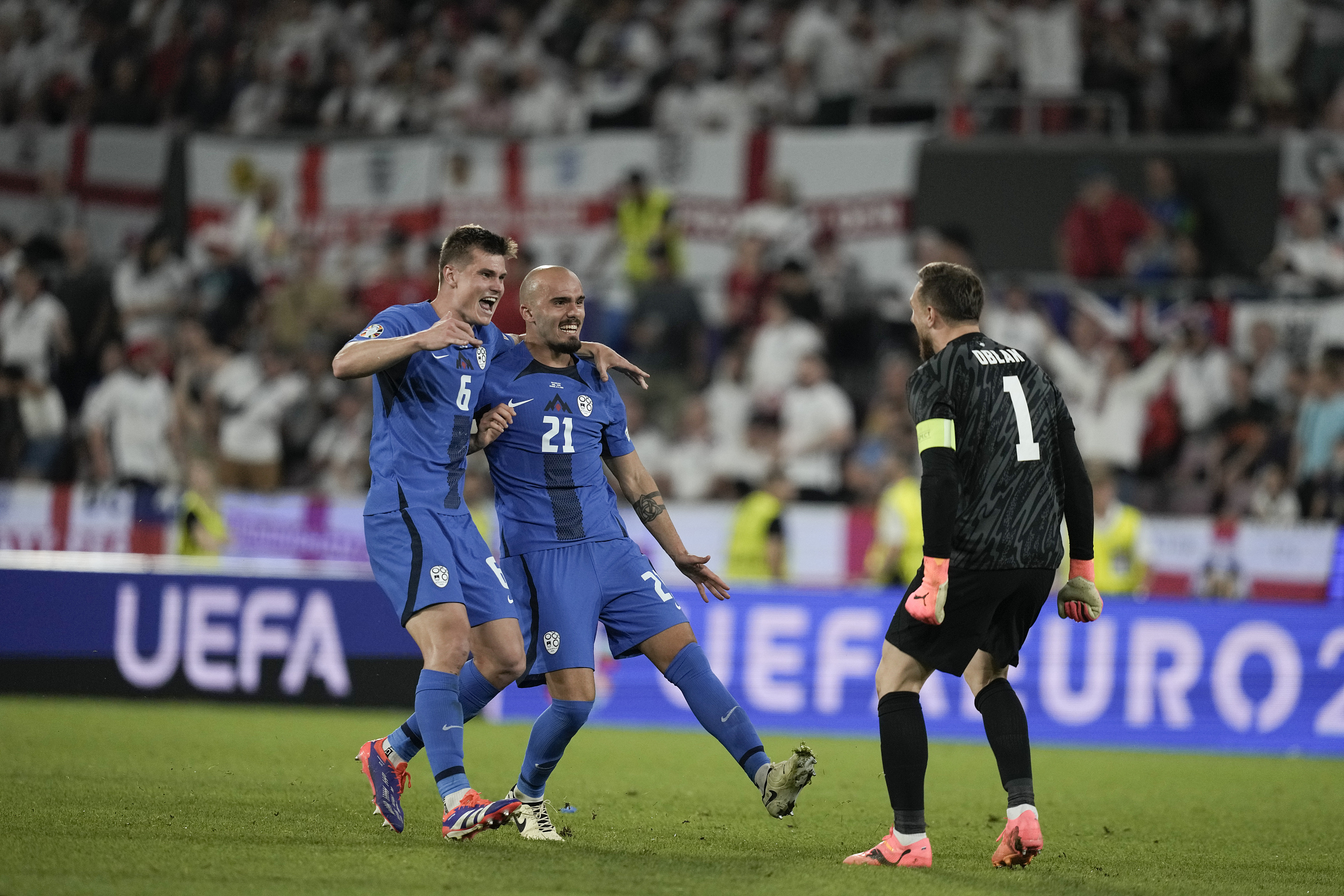 关于丹麦队在欧预赛比赛中实力强劲的信息