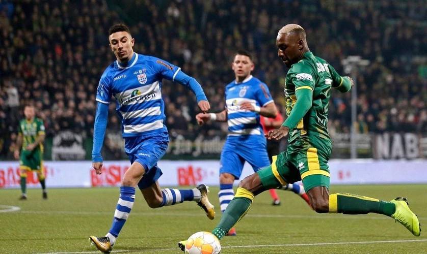 兹沃勒球员在对抗中奋勇拼搏 兹沃勒球员在对抗中奋勇拼搏