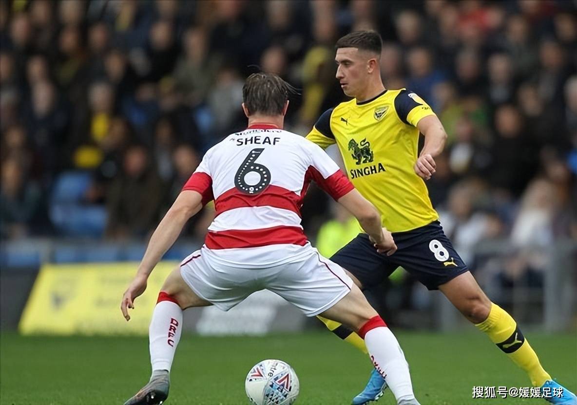 兹沃勒球员在对抗中奋勇拼搏 兹沃勒球员在对抗中奋勇拼搏