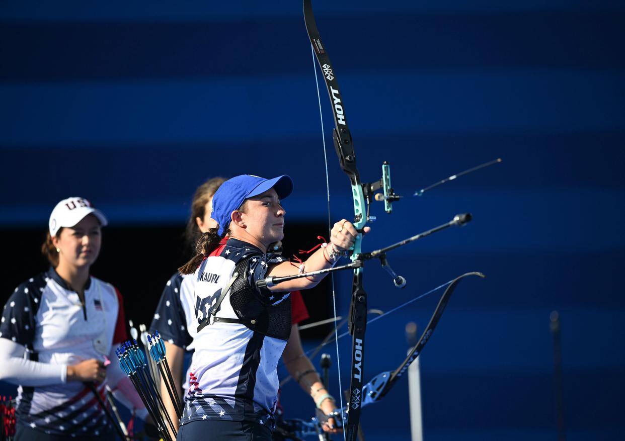 斯洛文尼亚选手在射箭比赛中获奖 斯洛文尼亚选手在射箭比赛中获奖