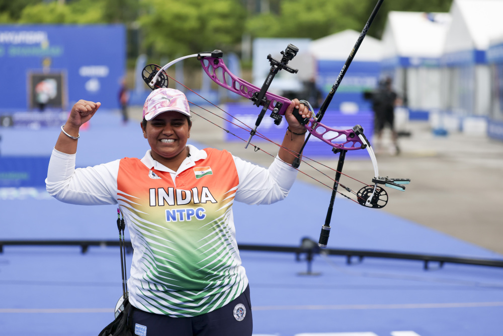 斯洛文尼亚选手在射箭比赛中获奖 斯洛文尼亚选手在射箭比赛中获奖