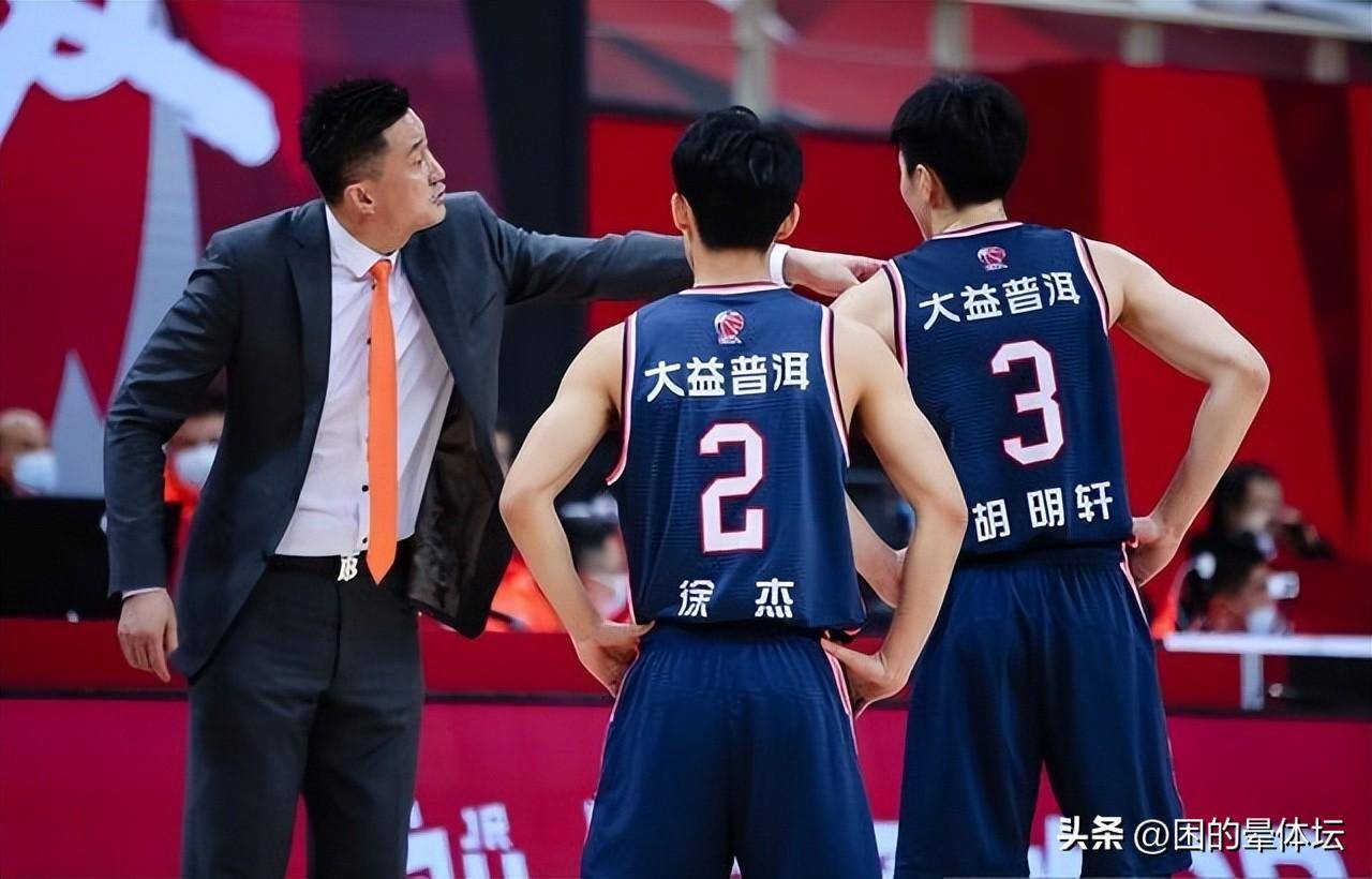 广东男篮对阵浙江队,比赛现场气氛火爆 广东男篮对阵浙江队,比赛现场气氛火爆