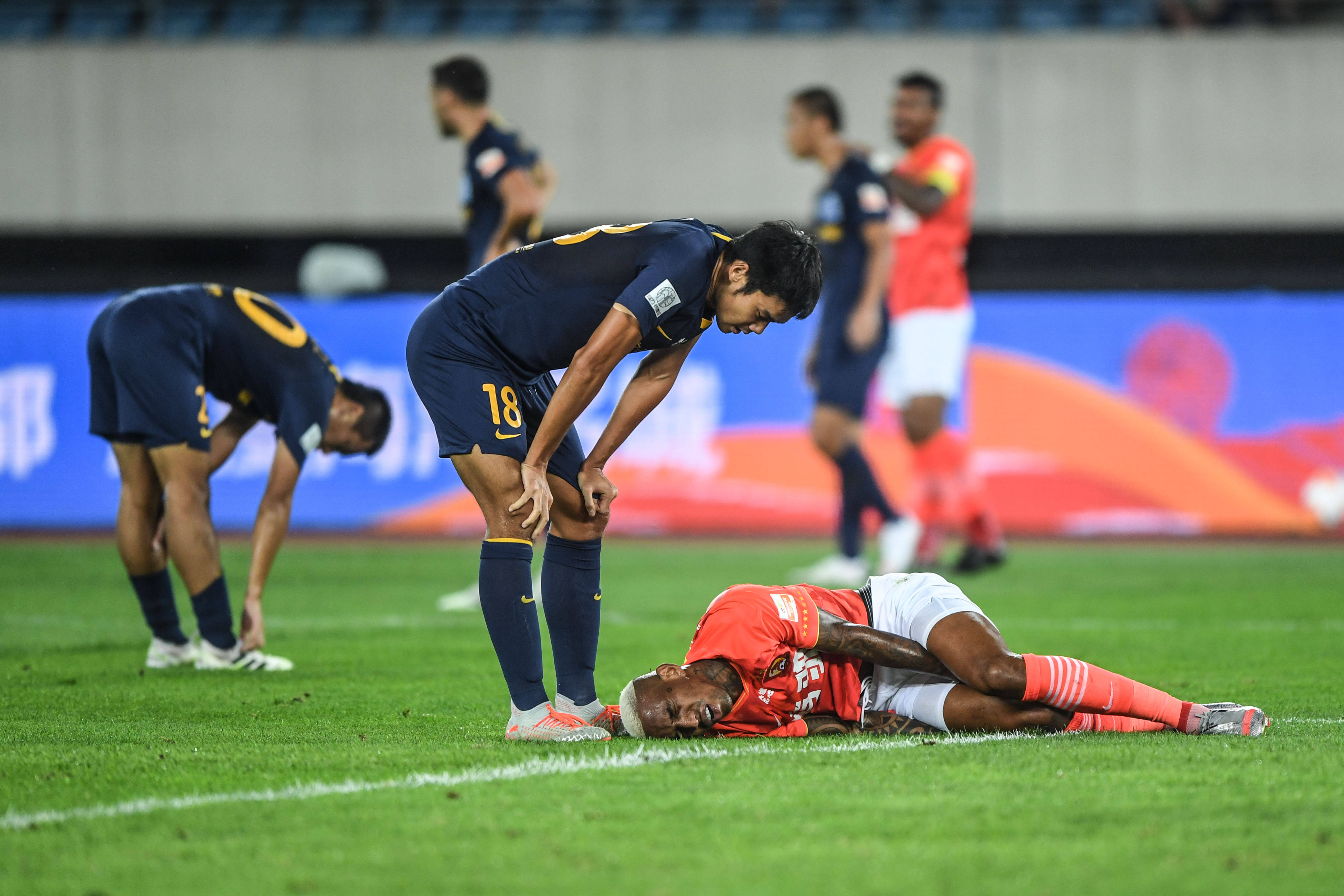 欧洲球员明星在比赛中受伤