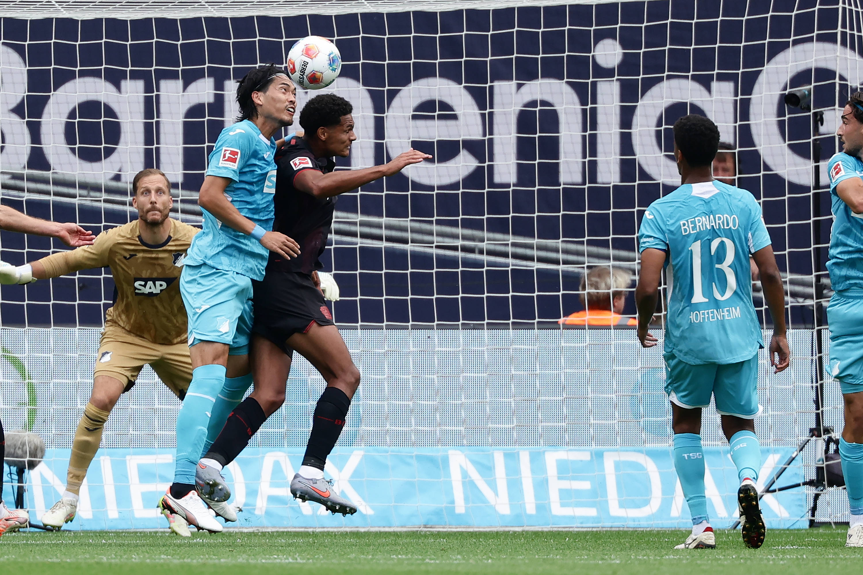 意大利球员在德甲联赛中频频破门，成为队内得分王