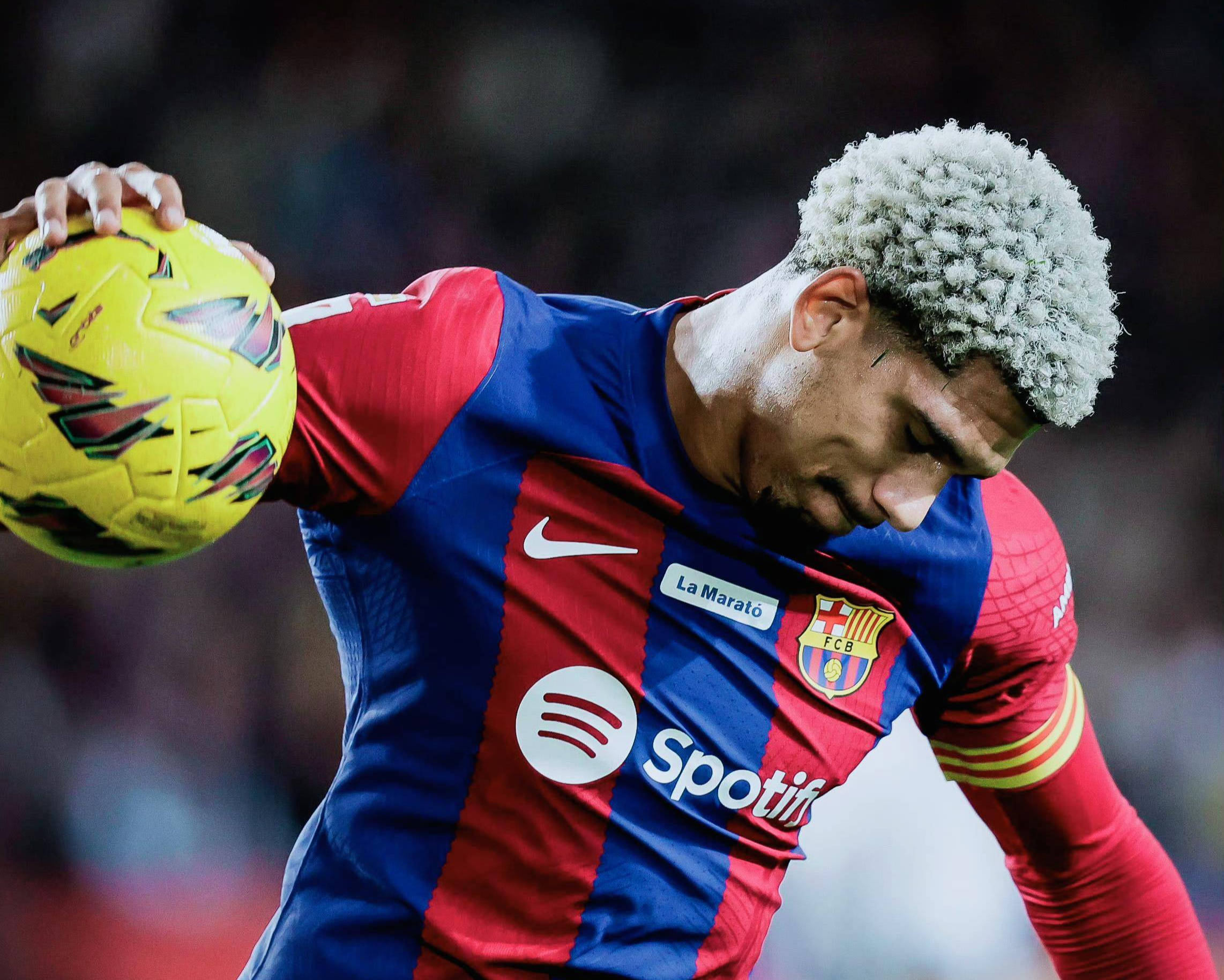 FB体育注册网址-巴萨中场掌控全局，轻松胜利