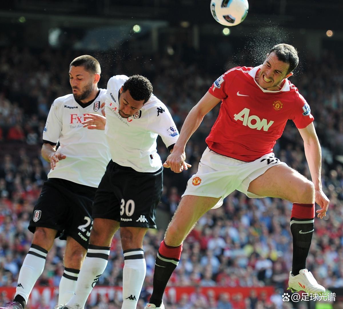 FB体育在线-曼联中场组织灵活，进攻方式多样