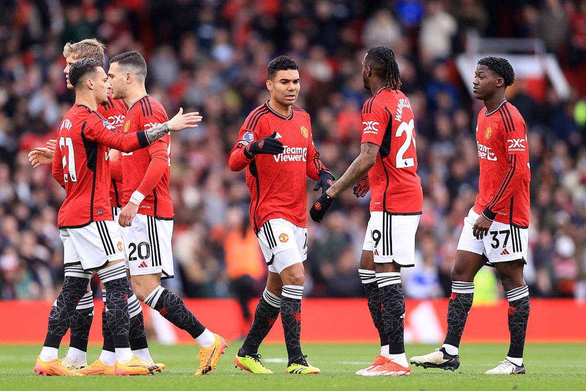 曼联中场组织灵活，进攻方式多样