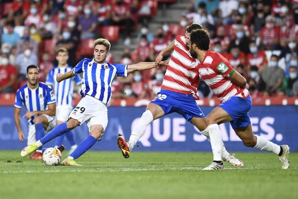 格拉纳达新赛季选择调整战术，球队高层智慧决策