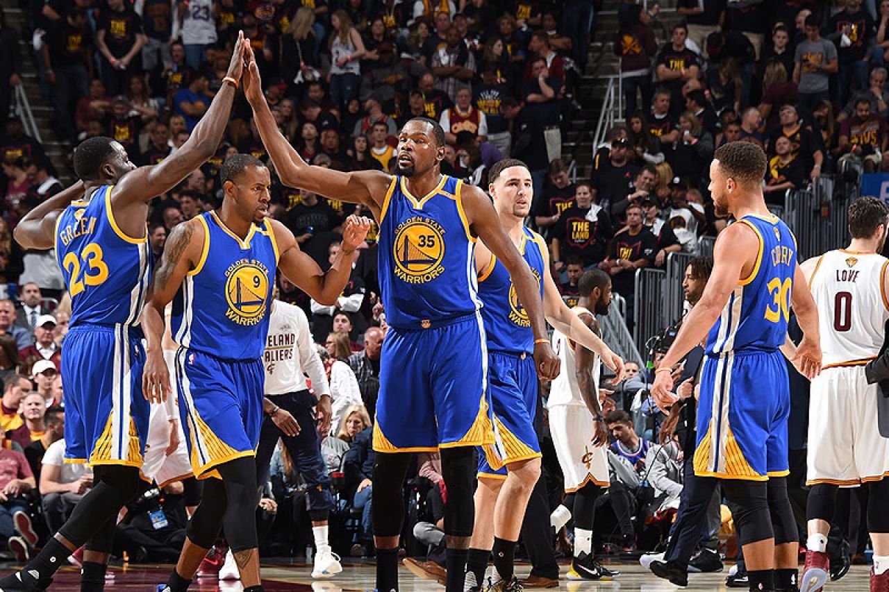 勇士大胜猛龙！库里杜兰特齐爆砍双20+