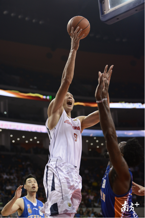 广东主场险胜广州取五连胜 广东主场险胜广州取五连胜