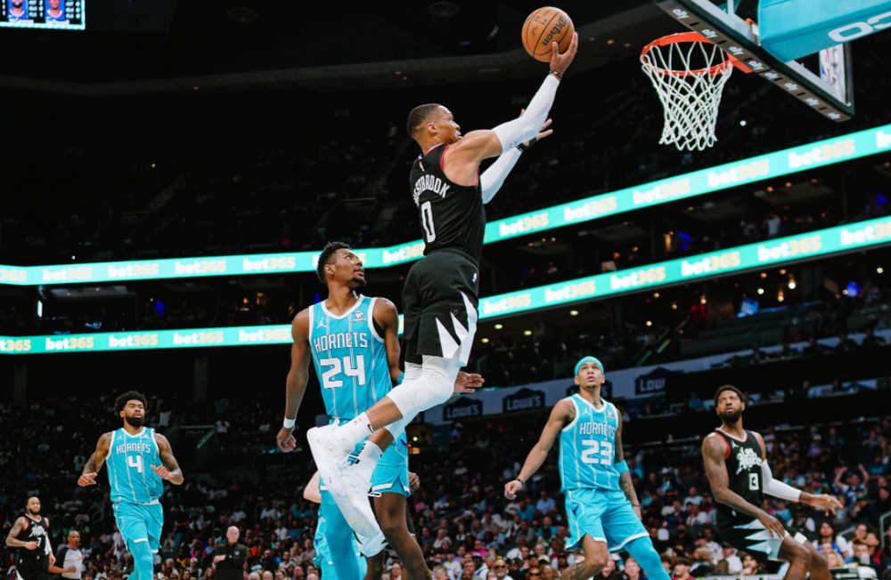 快船客场惊险胜太阳，终结对手连胜