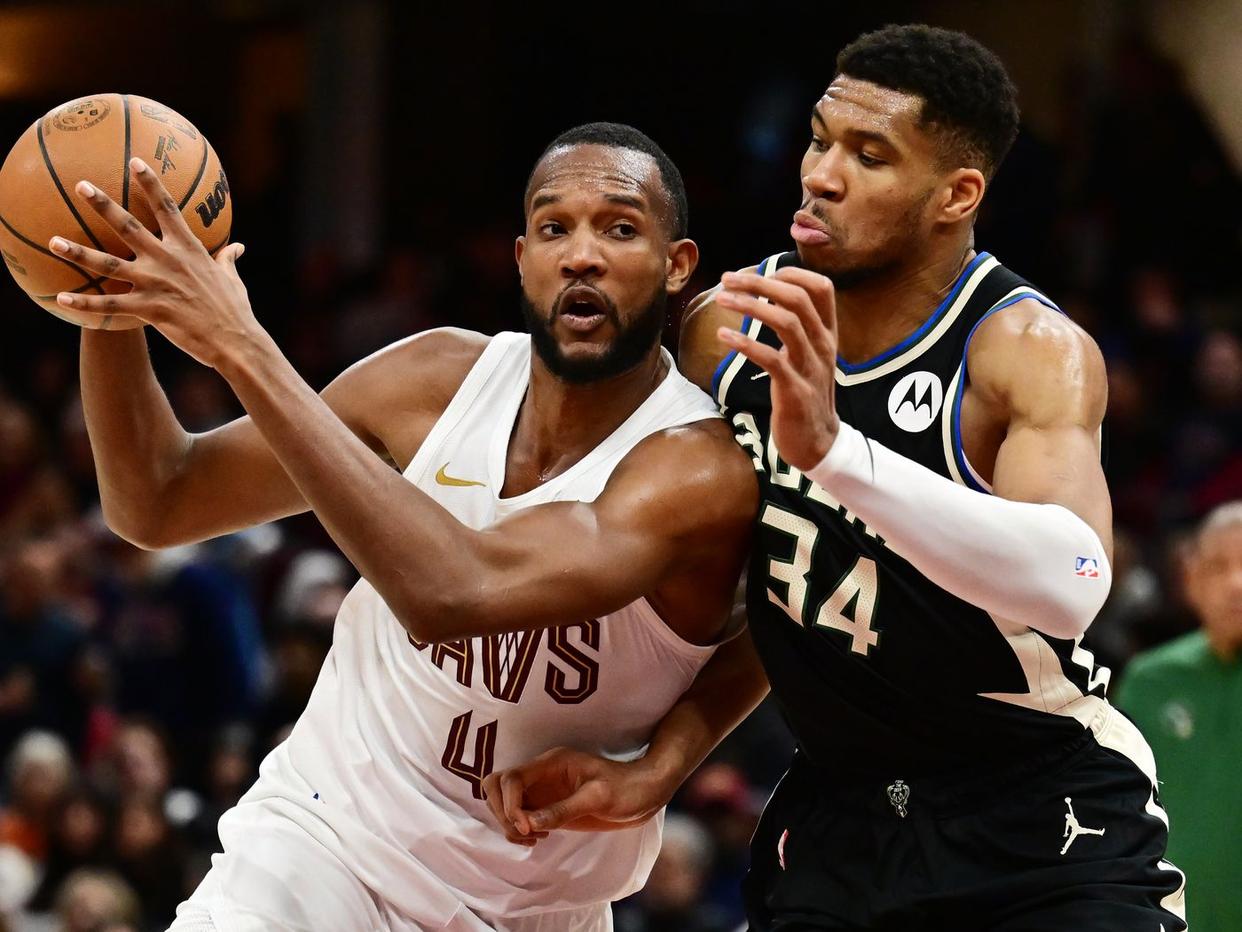 篮网客场擒拿雄鹿,赢得三连败 篮网客场擒拿雄鹿,赢得三连败