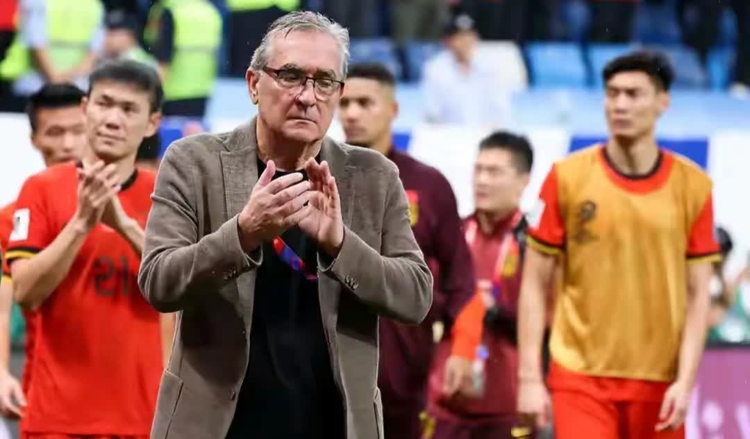 关于阿森纳战绩不佳，球迷们纷纷呼吁主教练做出改变的信息