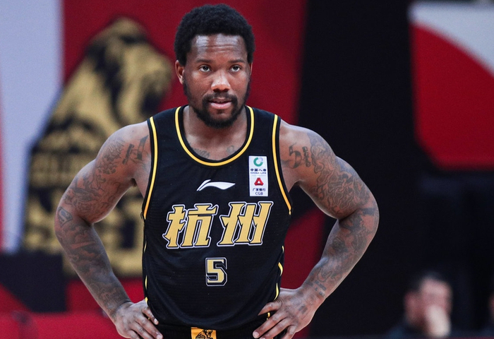 重庆队主场失利，积分榜逐渐下滑，备战季后赛的简单介绍